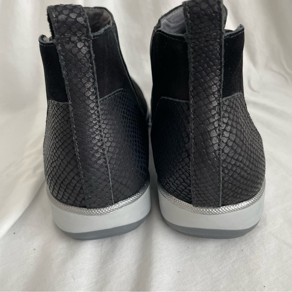 Walking Cradles Osmond Bootie Black Suede Embossed Snakeskin Accent Comfort Shoe - Picture 5 of 9
